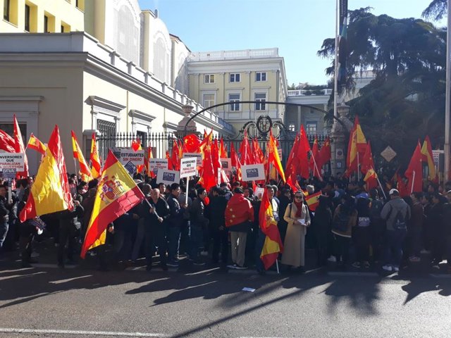 Usuarios chinos se manifiestan frente a la sede de BBVA por el bloqueo de sus cu