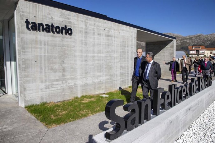 Revilla y el alcalde en la inauguración del tanatorio de San Felices
