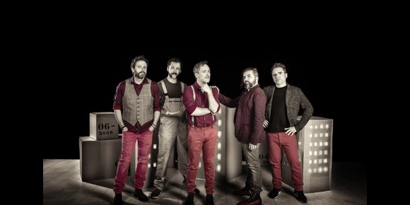 8. El Teatro Cervantes de Málaga recibe con un lleno los 'Espejos y espejismos' del grupo Love of Lesbian