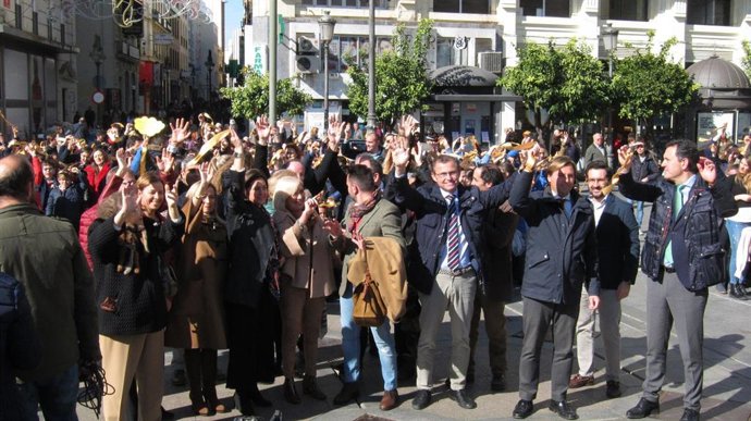 Autoridades en la marcha contra el cáncer infantil