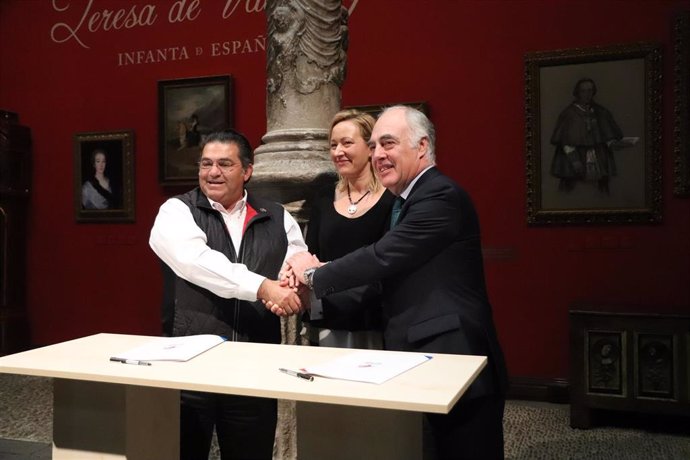 Firma del acuerdo entre Fundación Ibercaja y Plug and Play