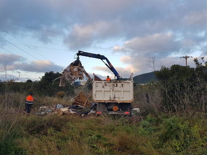 Desmantelados dos asentamientos ilegales en Ibiza
