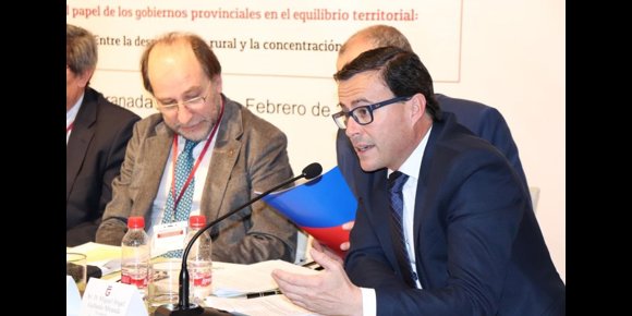 2. Gallardo expone en Granada las medidas contra la exclusión financiera de zonas rurales de la Diputación de Badajoz
