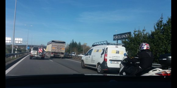 4. Un accidente en la 'Y' con cuatro coches implicados provoca retenciones de tres kilómetros