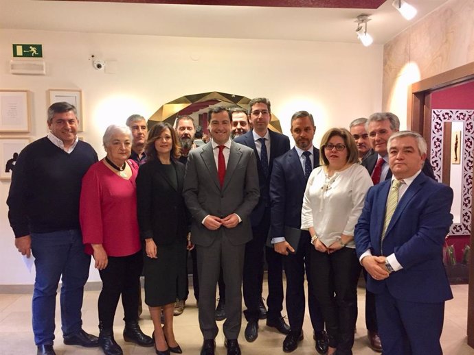El presidente de la Junta, Juanma Moreno, con miembros de la plataforma 'Jaén me