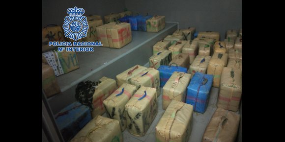 1. Intervenidas dos toneladas de hachís y detenidas cuatros personas tras frustrarse un alijo en Barbate (Cádiz)