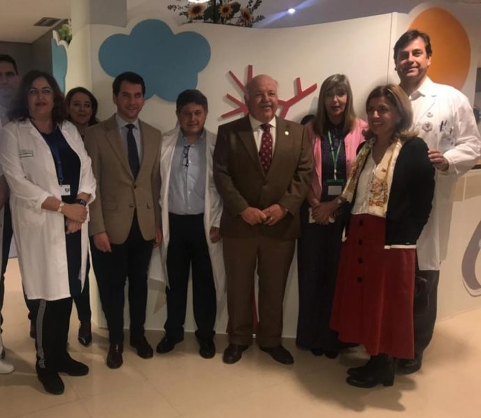 Aguirre (centro), en la visita al Hospital de Cabra