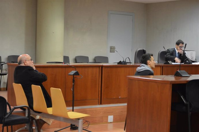 Mag Lari declarando como testigo en el juicio contra su exsocio que está sentado