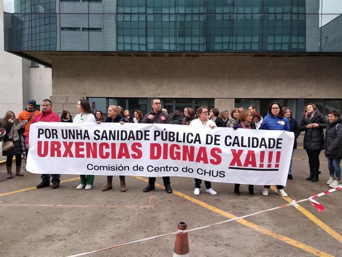 Concentración de traballadores de urxencias do CHUS en Santiago.