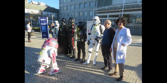 2. La embajadora imperial R2-KT de Star Wars visita a los niños del Hospital Donostia en el Día del cáncer infantil