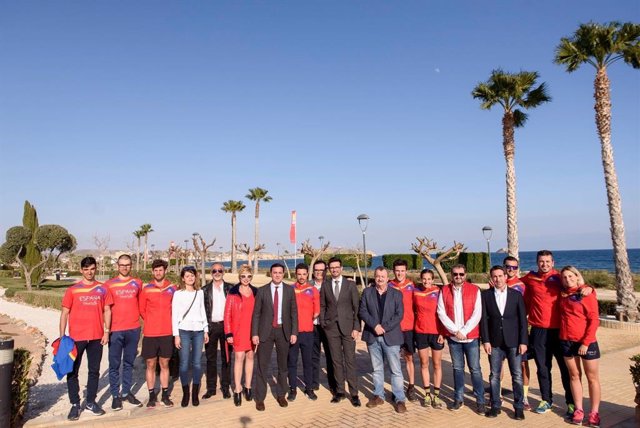 El presidente de la Diputación de Almería con los triatletas del equipo español.