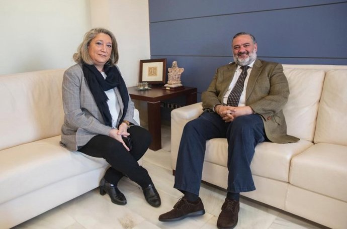 La alcaldesa de Almuñécar, Trinidad Herrera, con el delegado del Gobierno andalu