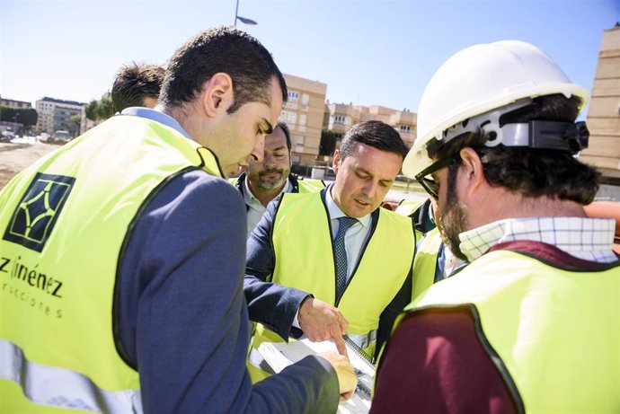 El alcalde y el presidente de Diputación visitan las obras en Calle Santiago.