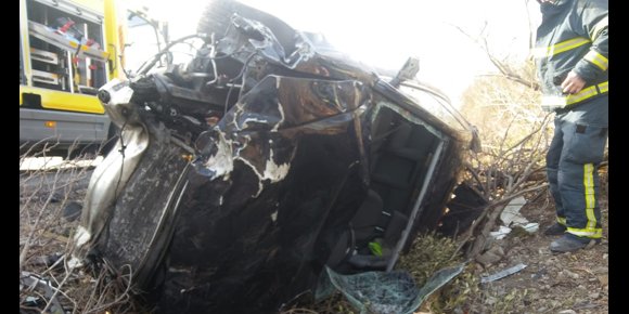 7. Los bomberos rescatan a las dos ocupantes de un vehículo accidentado en la A-381