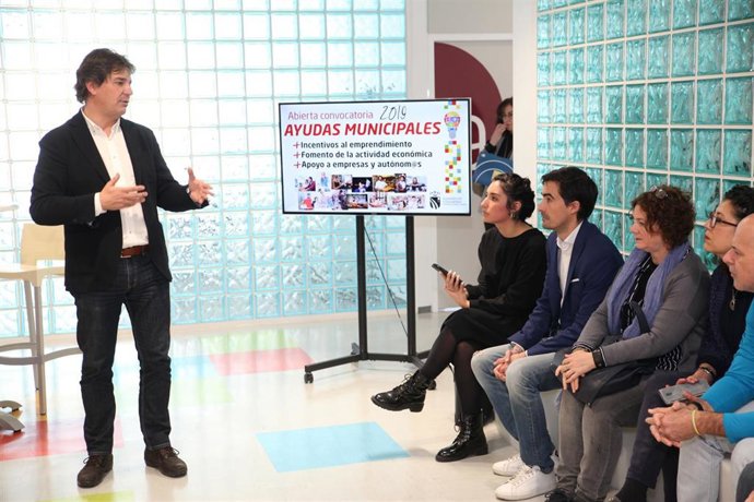 El alcalde de Fuenlabrada, Javier Ayala, en un encuentro con emprendedores