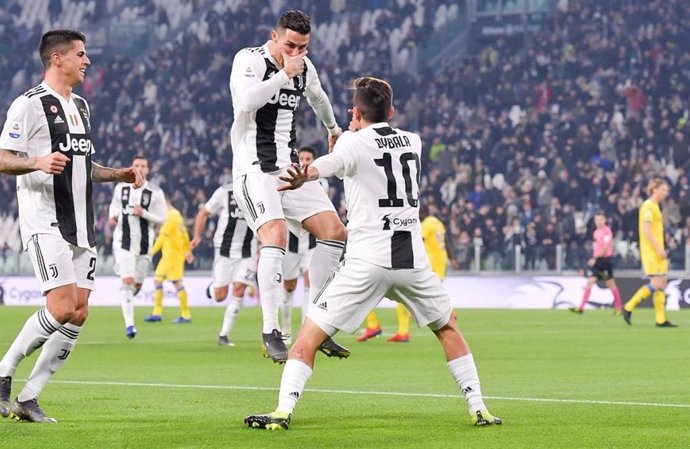 Paulo Dybala y Cristiano Ronaldo celebran un gol de la Juventus
