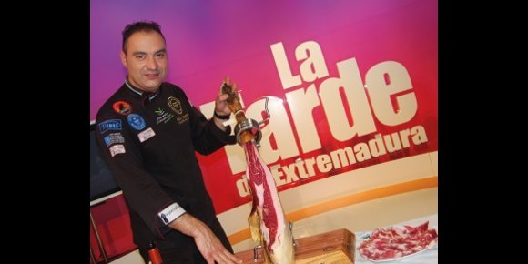 9. Encuentran el cuerpo sin vida del cortador de jamón y empresario Nico Jiménez en su vivienda en Mérida