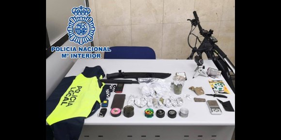 2. Detenido por vender droga en Benidorm y guardar un uniforme de la Policía y una defensa extensible