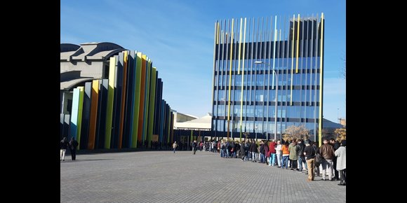 8. Decenas de personas forman una larga cola a la entrada de La Nave una hora antes de que comience el acto de Más Madrid