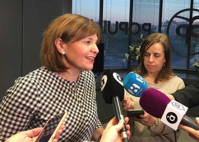 Isabel Bonig atendiendo a los medios