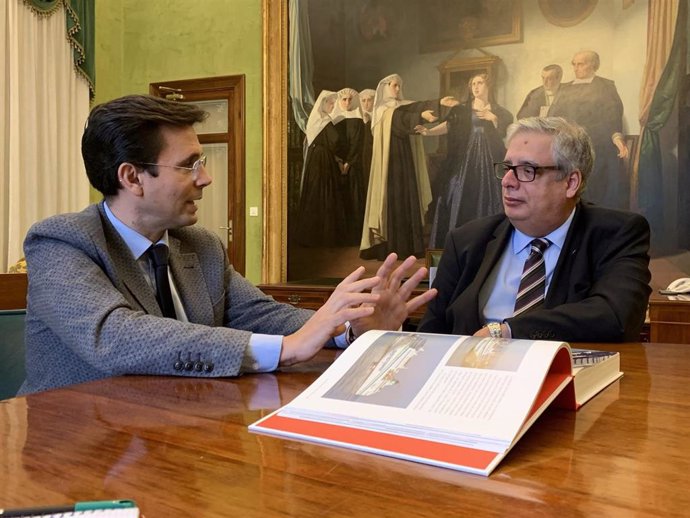 Alcalde de Granada se reúne con un representante de Transmediterránea