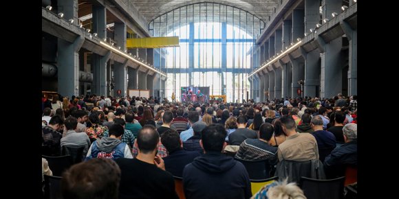 1. Hasta 2.000 personas acompañan a Carmena y Errejón entre magdalenas, música de Aretha, los Chunguitos y una jota