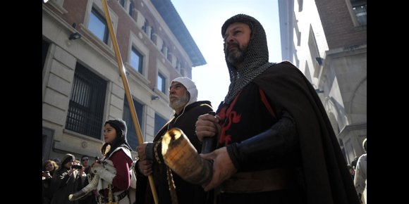 1. Las plazas de Teruel se llenan de ciudadanos que siguen las escenas de Las Bodas de Isabel
