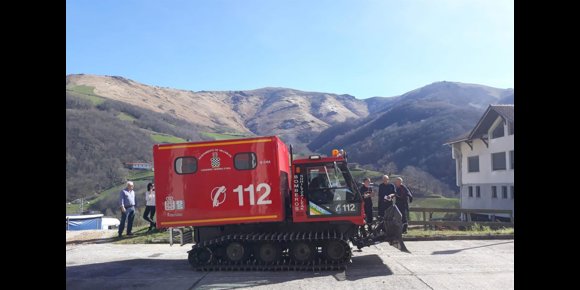 9. Los bomberos voluntarios de Valcarlos cuentan con un nuevo vehículo de rescate en nieve