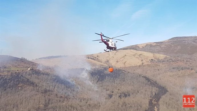 El helicóptero del 112 en labores de extinción de un incendio en Silió