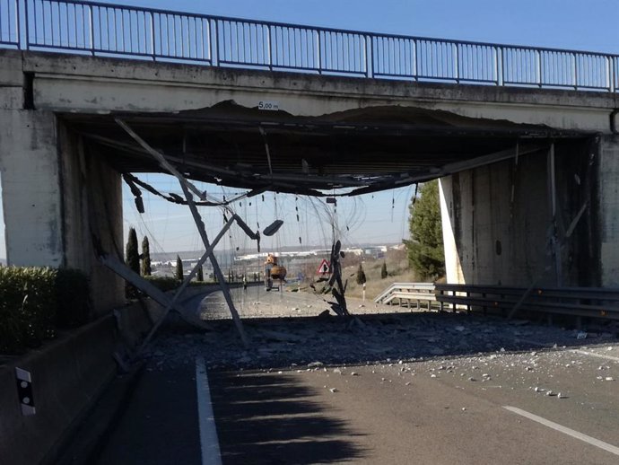 Un camión golpea y provoca desperfectos en un puente de la A-68