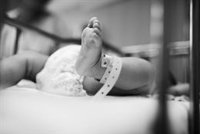 Familias de gestación subrogada avisan al Gobierno de que no inscribir a sus bebés es contrario a los DDHH