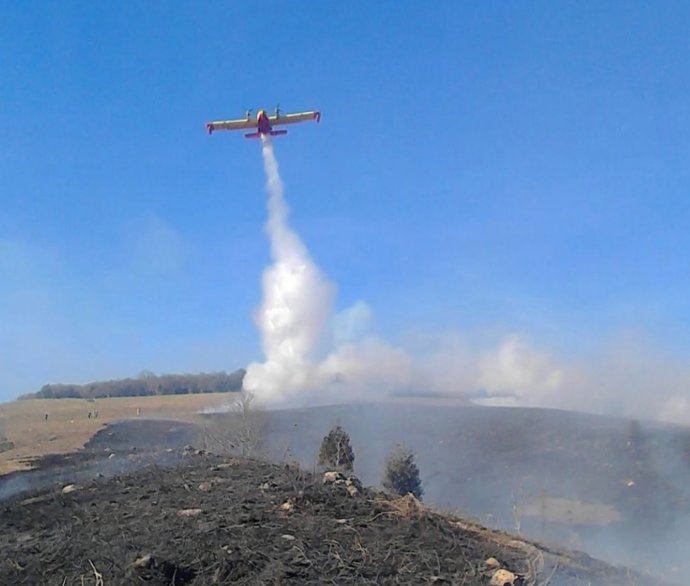 Hidroavión del MAPA en el incendio de Silió