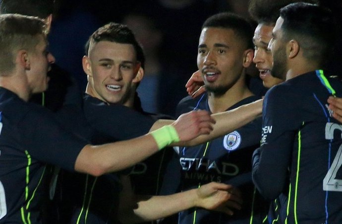 Varios futbolistas del Manchester City celebran un gol
