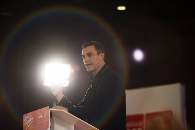 El presidente del Gobierno, Pedro Sánchez, y la secretaria general del PSOE-A, S