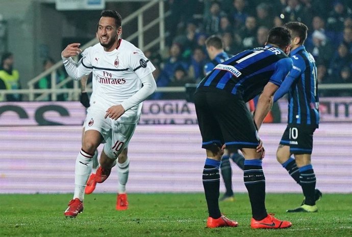 Hakan Calhanoglu celebra un gol con el AC Milan