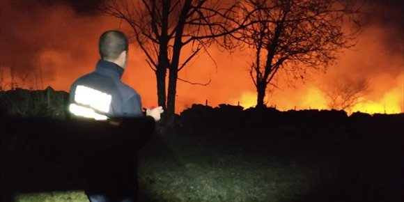 6. Siguen activos 48 incendios forestales en Cantabria e investigan a dos hombres como presuntos autores