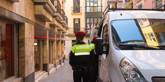 6. Policía Municipal de Bilbao pone en marcha una campaña para vigilar el adecuado transporte de mercancías