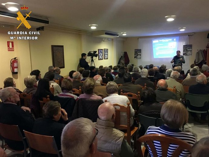 Charla con personas mayores sobre el 'Plan Mayor Seguridad'