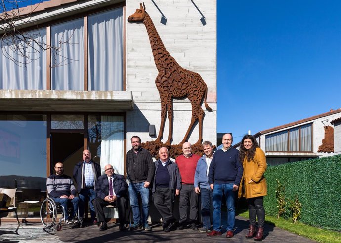 Oria visita las cabañas turísticas construidas junto a Cabárceno