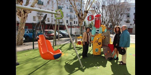 9. Ayuntamiento de Sevilla instala un parque infantil en la Plaza Cerámicas Mensaque, en el barrio del Tardón