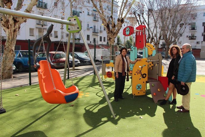 Parque infantil en la plaza Cerámicas Mensaque