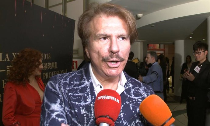 EDMUNDO ARROCET EN PREMIOS DE UNA REVISTA CHINA