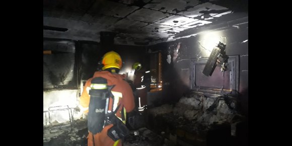 9. Dos mujeres resultan heridas leves tras quedar atrapadas en su vivienda durante un incendio en la Pobla de Farnals