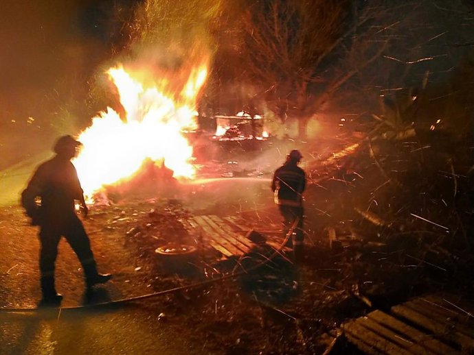 Bomberos trabajan para sofocar un incendio en Almandoz