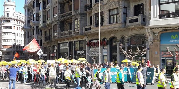 8. Varios miles de personas se manifiestan en San Sebastián en solidaridad con los líderes catalanes juzgados