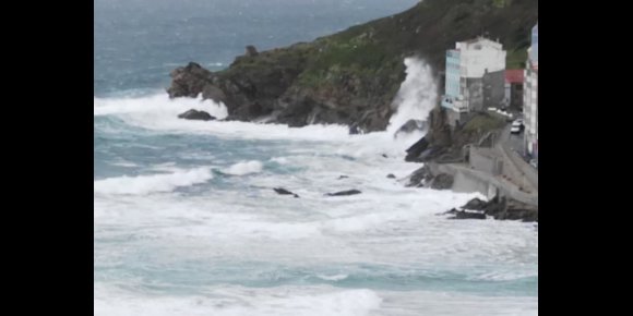 3. Las costas de A Coruña y de Pontevedra, en alerta naranja este lunes por mar combinada con olas de hasta 6 metros