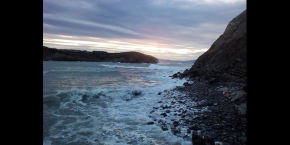 2. Alertan de olas de hasta 3,5 metros que impactarán este lunes en la costa vasca