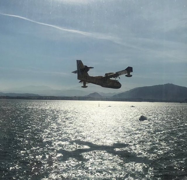 Uno de los aviones del MAPA carga agua en la bahía para luchar contra los incend