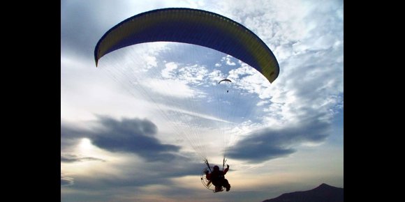 5. Muere un hombre en Alarilla tras caer contra unas rocas mientras practicaba parapente