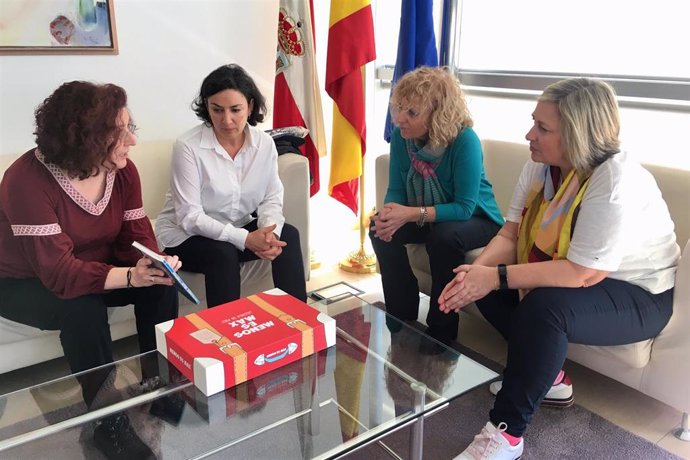 Díaz Tezanos con las creadoras del juego de mesa 'Menos es Max'